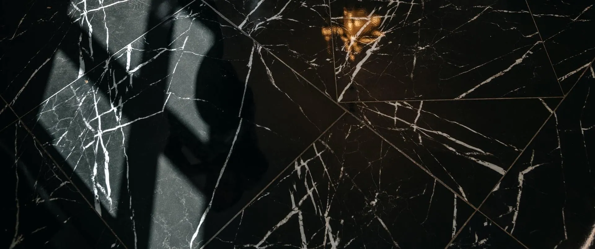 Чорний мармур Nero Marquina з білими прожилками