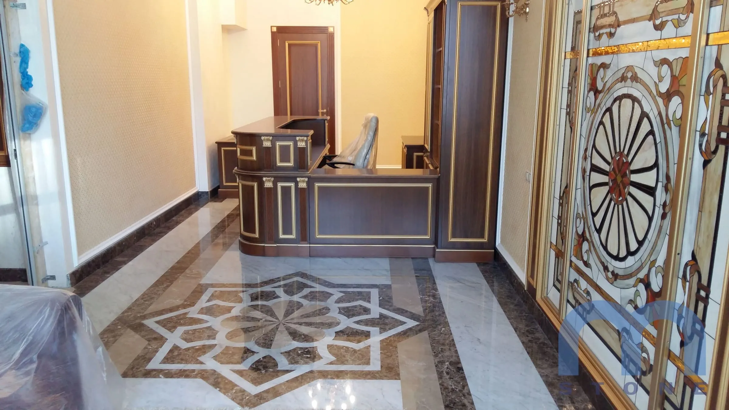 Рецепція з мармуровим медальйоном на підлозі