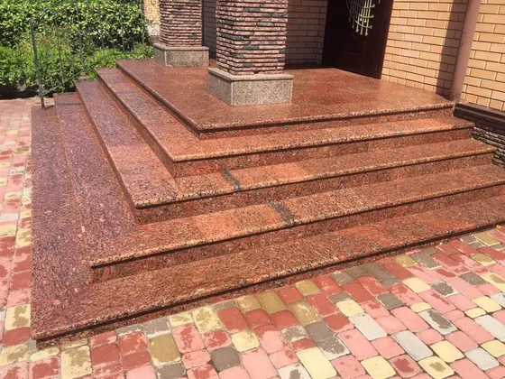 Ґанок з червоного граніту після реконструкції