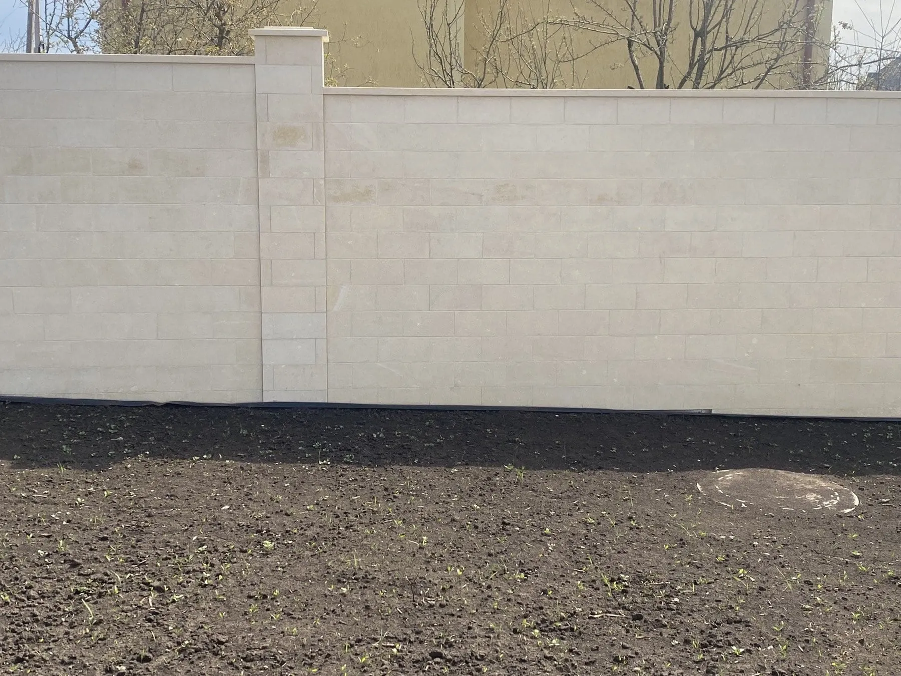 Облицювання паркану вапняком